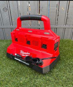 Milwaukee M18 18V Lithium-lon PACKOUT 6-Port Rapid Charger
