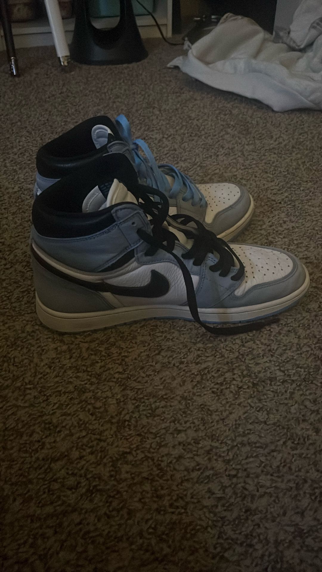 Jordan 1 “University Blue” Size: 10.5