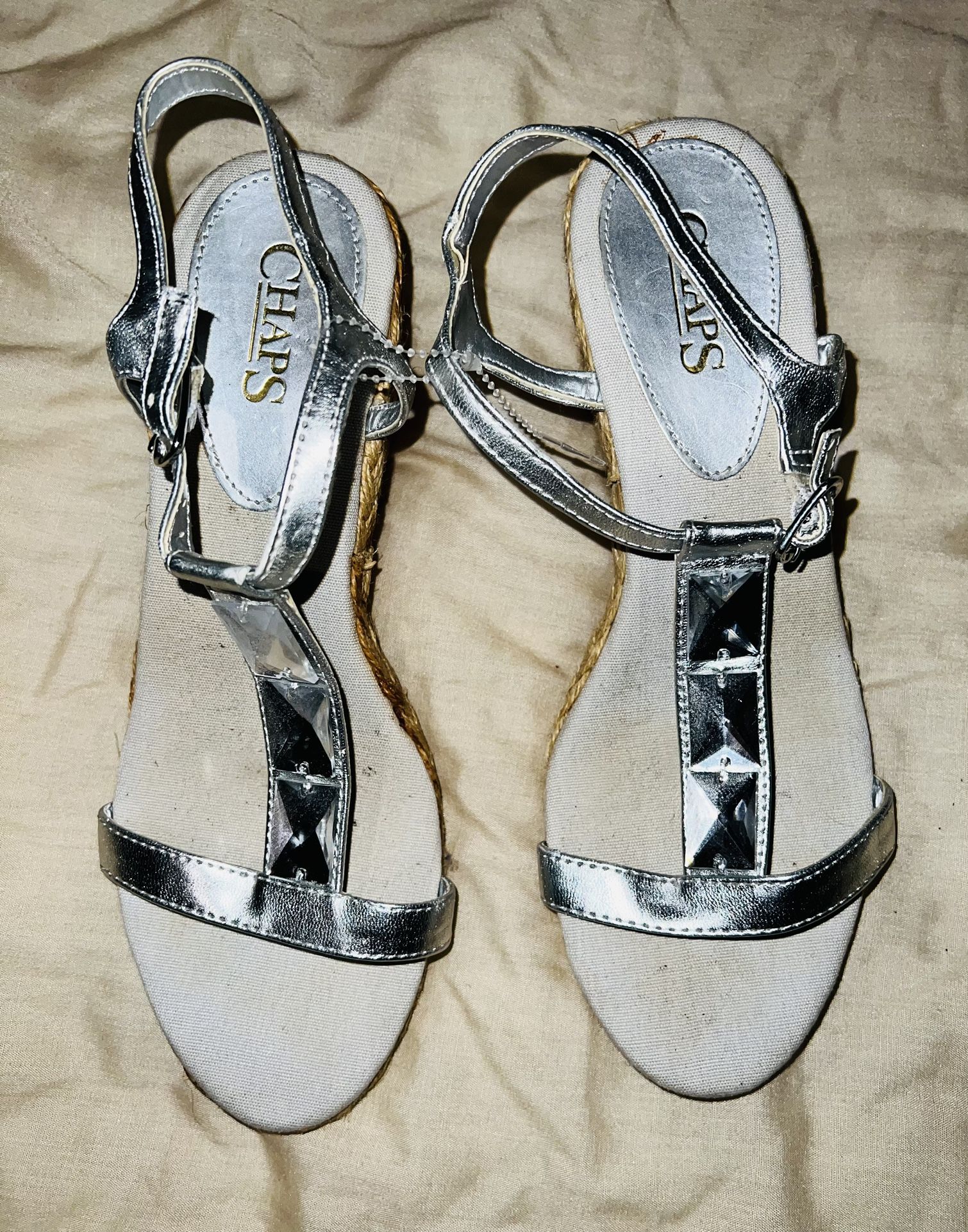 very nice women’s shoes size (8) like new only $15