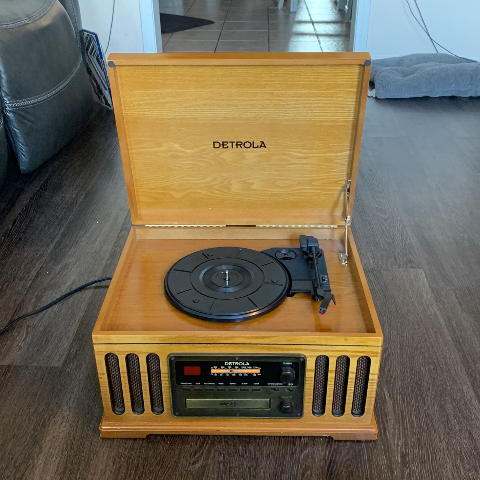 Detrola KM837 Record Player Turntable Cassette Am/Fm Radio CD