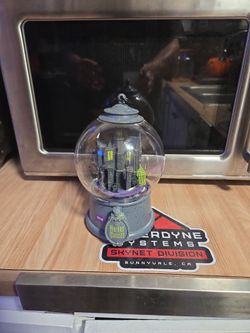 (New) brand new Disney Haunted Mansion snow globe