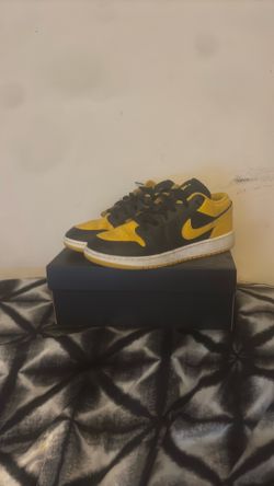 Jordan one lows black/yellow