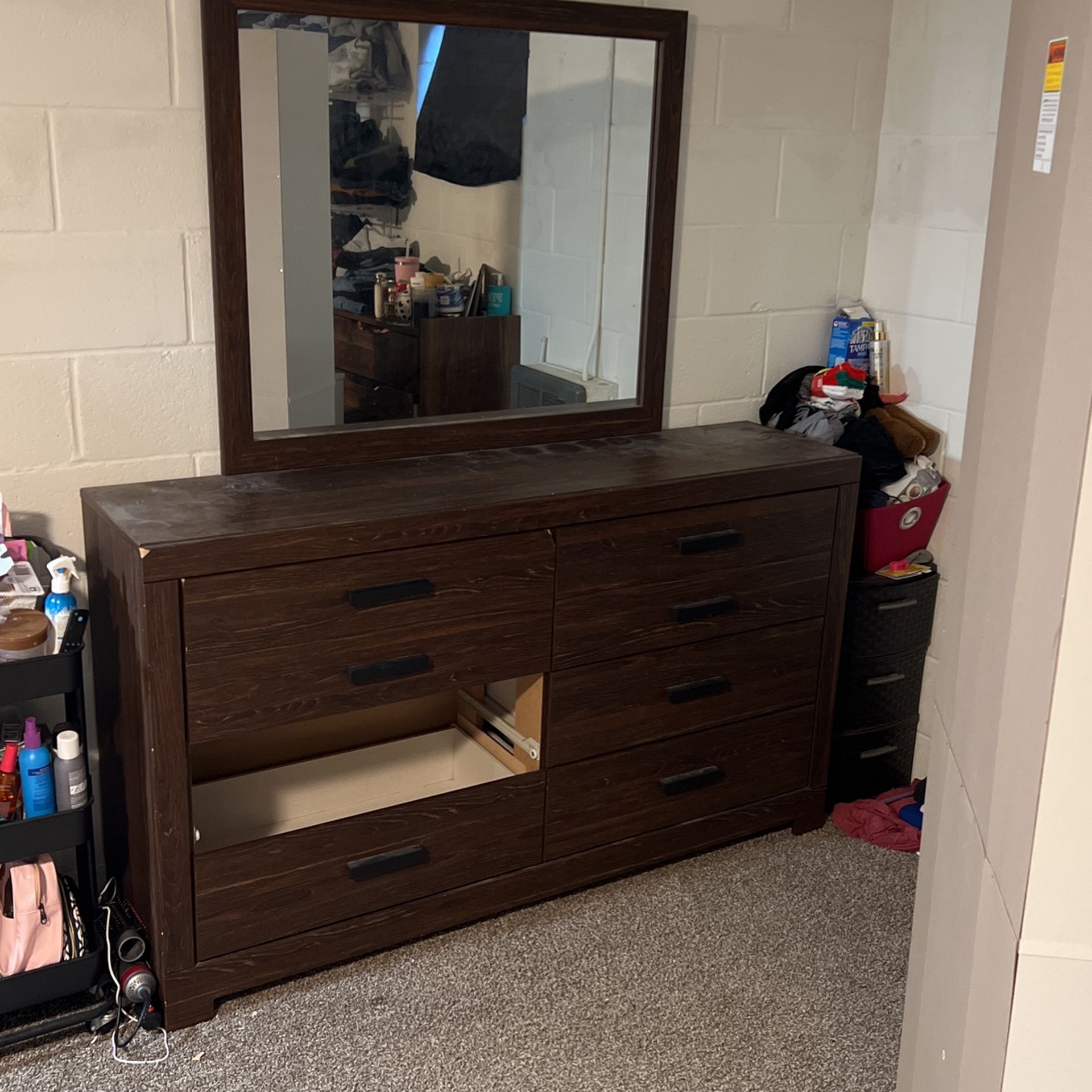 Dresser With Mirror