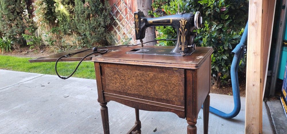 1939 Damascus Sewing Machine in Cabinet
