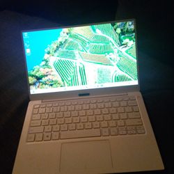 Laptop DELL XPS 13" TOUCHSCREEN INTEL i7  8gb Ram  256ssd Windows 11 LIKE NEW And Charger  INCLUDED