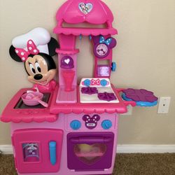 Disney Junior Minnie Mouse Flipping Fun Pretend Play Kitchen Set,