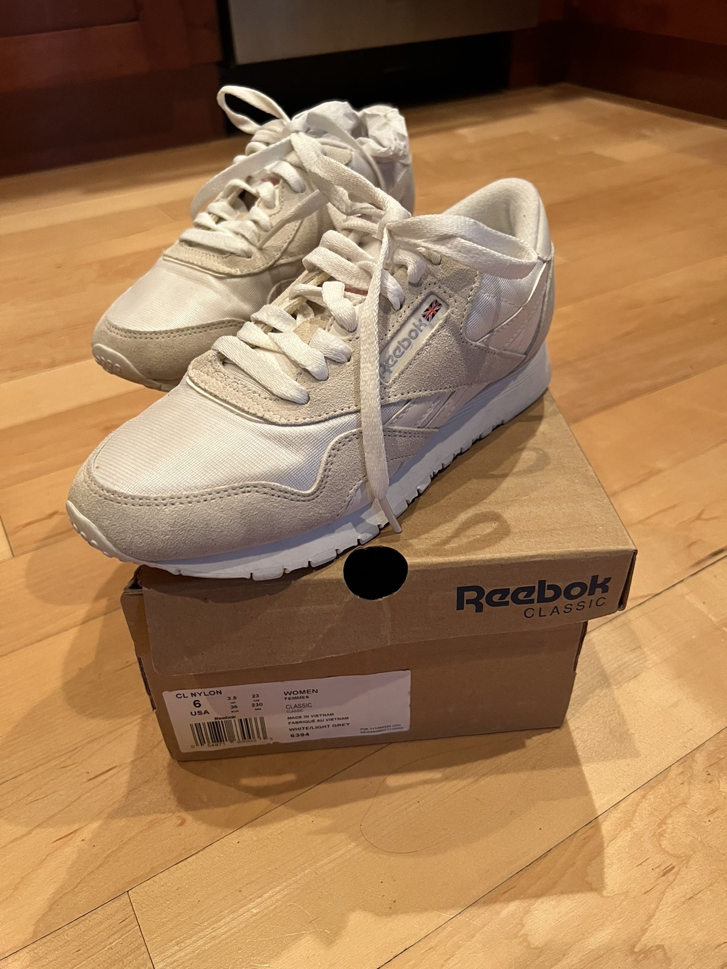WOMENS Reebok Classic Suede Size 6 LIJE NEW IN BOX