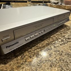 Panasonic PV-D4735S 4-Head Hi-Fi Stereo DVD/VCR Combo Player Recorder