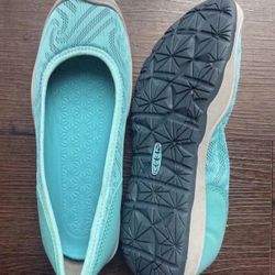 New Woman’s Flats Keen, Size 5