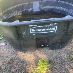 Rubbermaid 300 Gallon Stock tank 