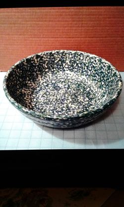 ROSEVILLE GREEN AND WHITE SPONGEWARE BOWL