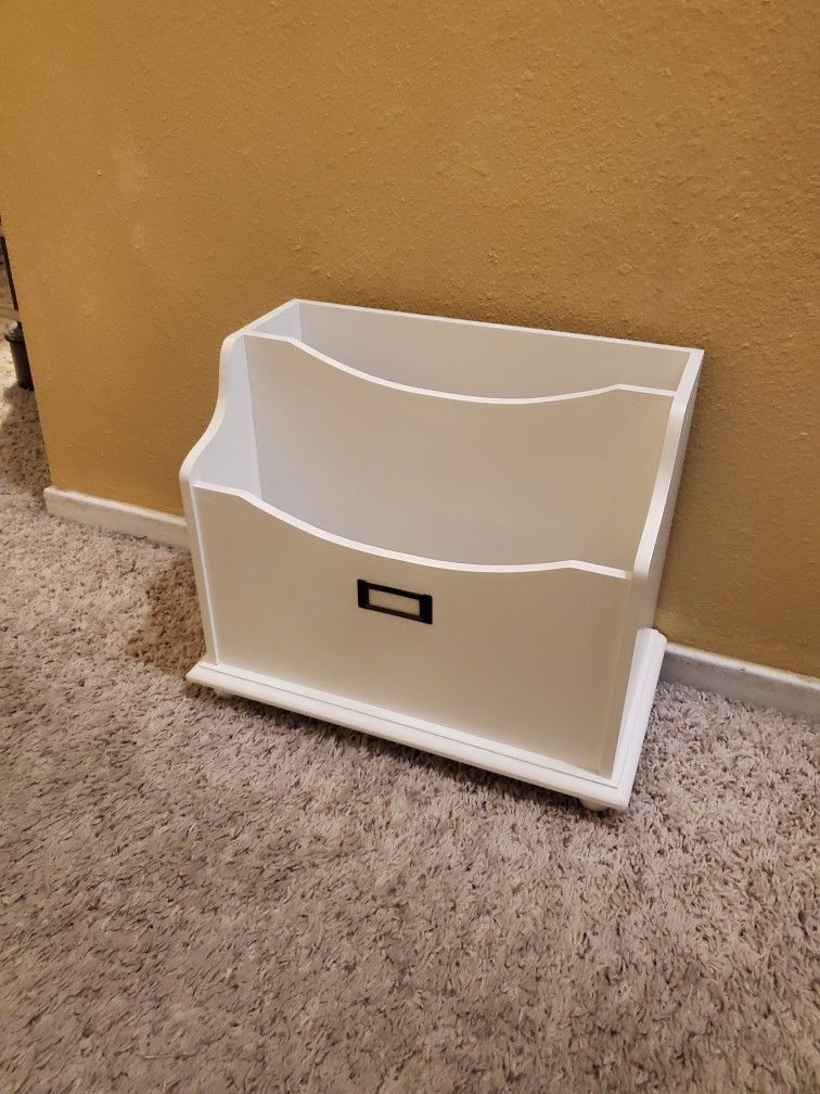 White Wooden Magazine Or Book Holder....Large Size..like New!..Farmhouse/Shabbychic Style