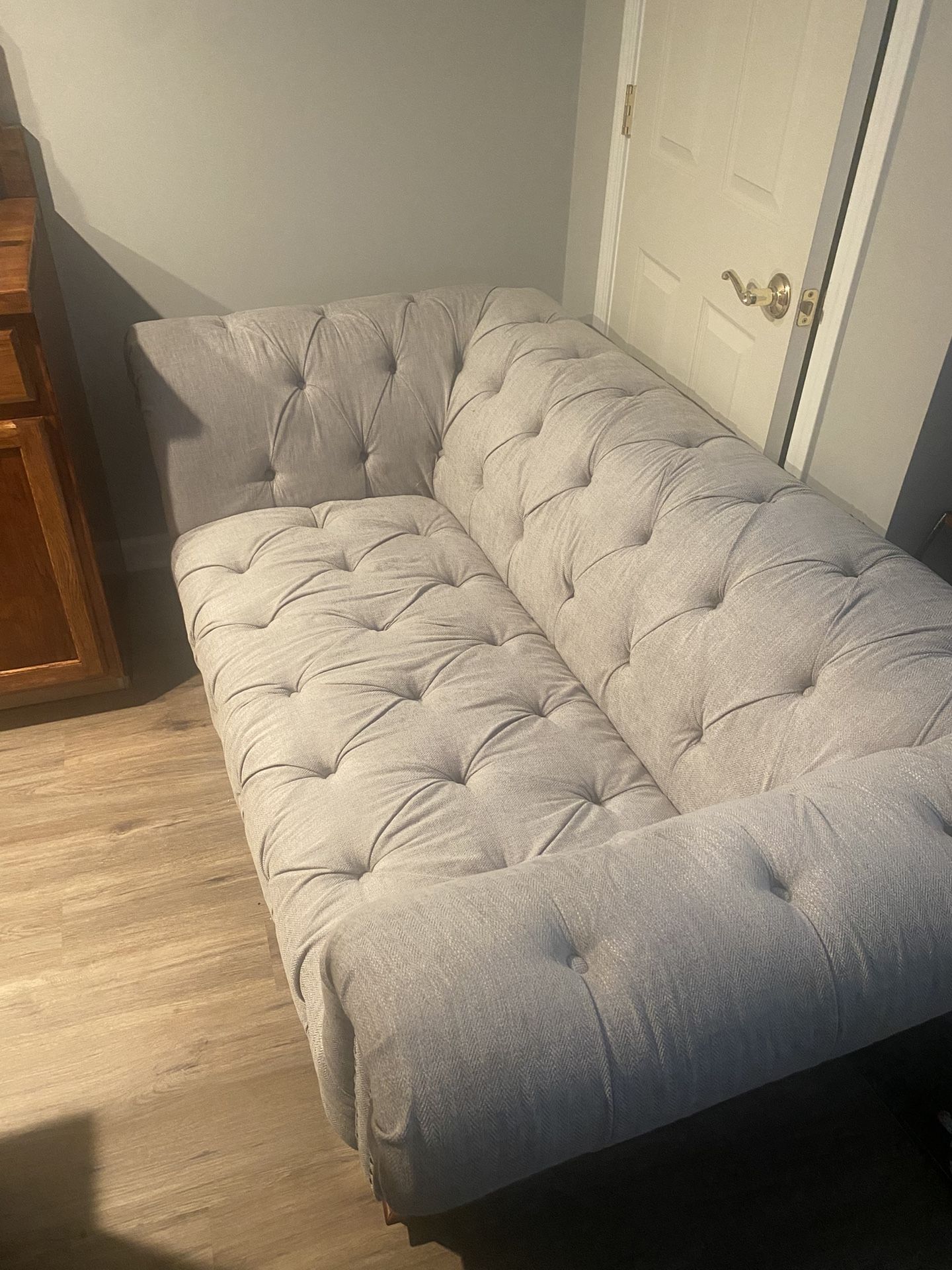 Loveseat Tuffed Couch