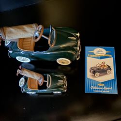 2 Different Sized Beautiful Dark Green Diecast Metal Models  With Golf Bags And Clubs In Them Too Cute For Words