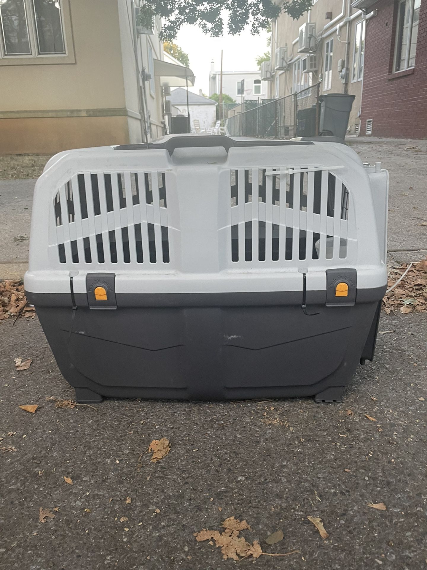 Skudo Pet Travel Plastic Carrier / Crate for Sale in Brooklyn, NY OfferUp