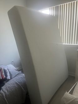 CLEAN Queen Mattress (used for only one month)