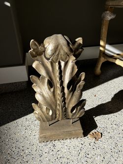 Acanthus Leaf Decor Gold