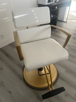 Haircutting chair