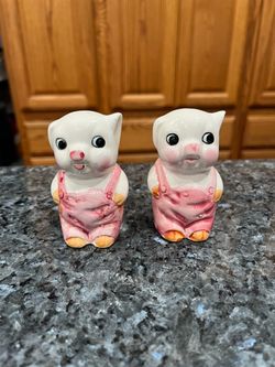 Vintage Ceramic Cute Pigs Wearong Coveralls Salt And Pepper Shakers. Preowned on each shakers there is a tiny chip less than 16th of an inch chip. S