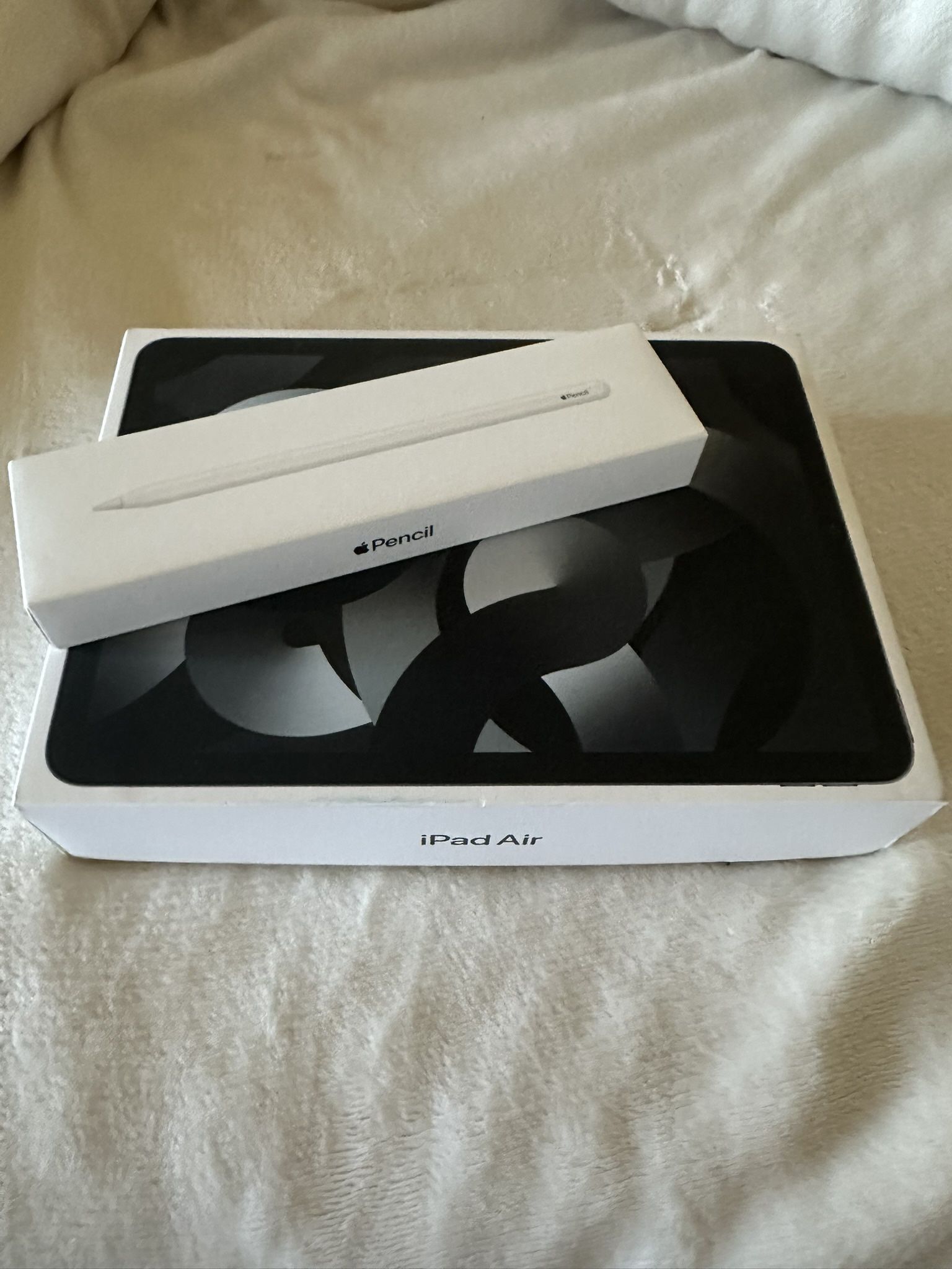 ✨ iPad Air 5 (64 GB Wi-Fi, 2022) + Apple Pencil 2nd Gen – Excellent Condition