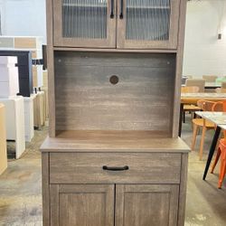 🍽 Tall Kitchen Pantry Cabinet with Microwave Stand – $150 • 🏡 71” freestanding design — perfect for maximizing kitchen or dining room storage • 🚪 M