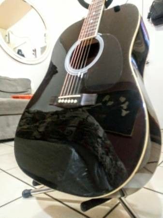 Beautiful Acoustic Guitar in Excellent Condition