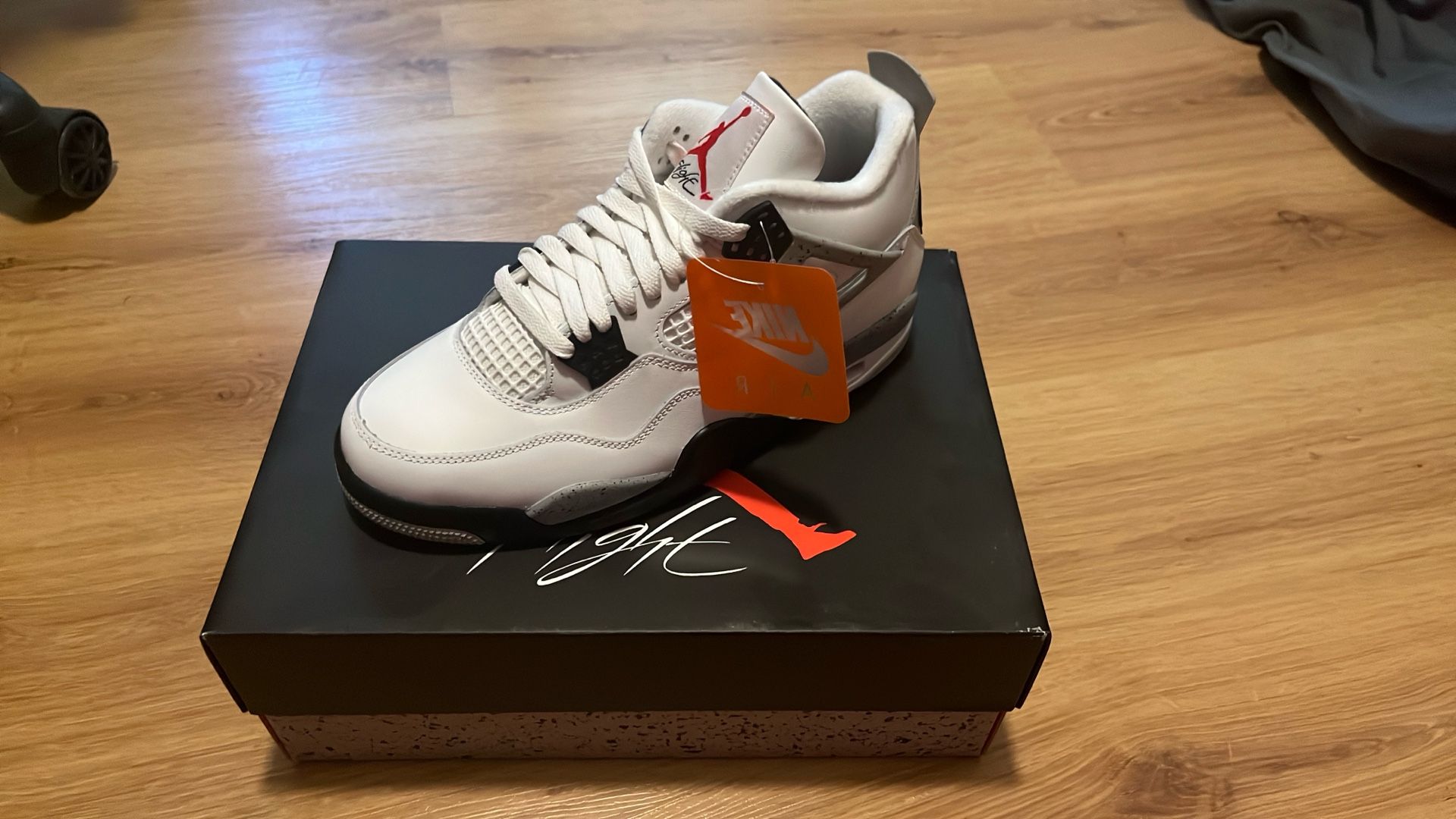 Air Jordan 4 White Cement Sz 9 *DeadStock*