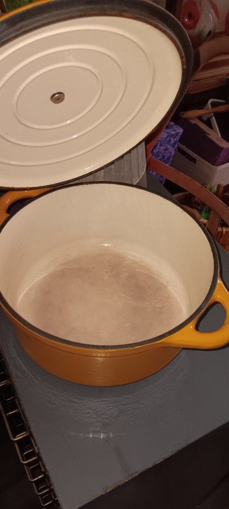 Enamel Over Iron 3 Qt Pot With Lid