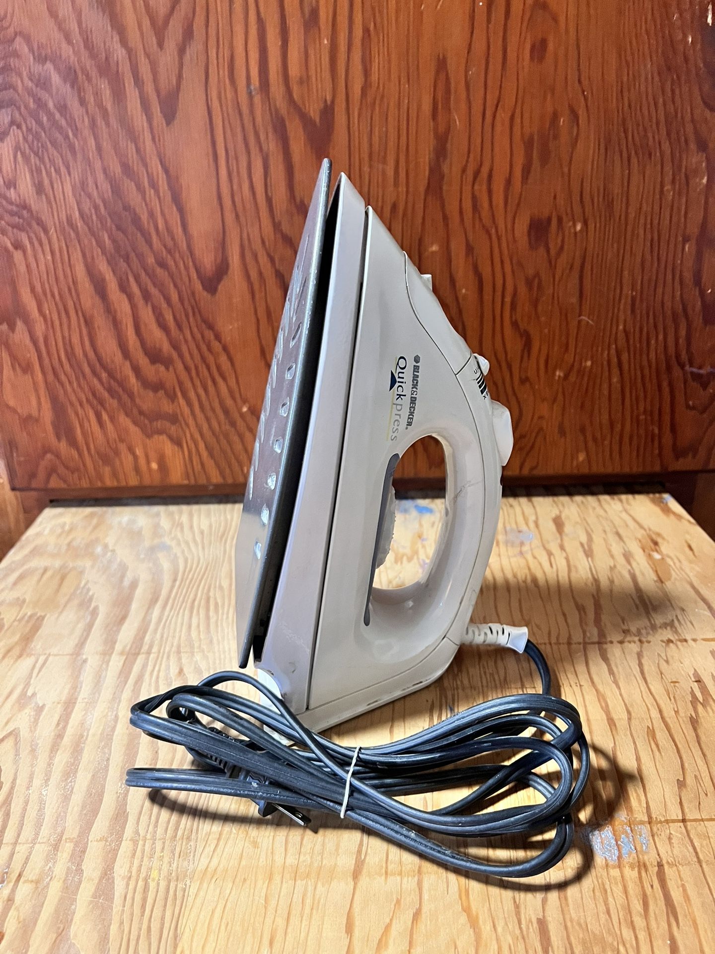Black & Decker Quick press Steam iron 15 for Sale in Long Beach, CA