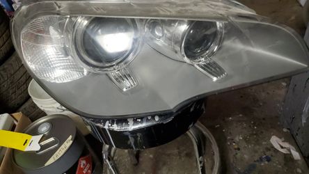 2013 bmw x5 right headlight with 2 broken tabs