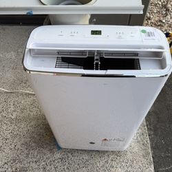 GE - 550 Sq. Ft. 14,000 BTU Portable Air Conditioner