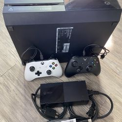 Xbox One Console + 2 Controllers (Rechargeable) + HDMI