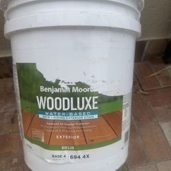 Benjamin Moore Woodluxe Water Based Deck and Siding Exterior Stain