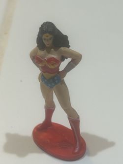 vintage Wonder Woman PVC figurine released around 2000 by the Warner Bros. Studio Store (or as part of similar classic DC Comics promotional and colle