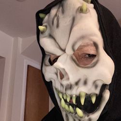 Totally Halloween Ghoul Glow In The Dark Face Mask