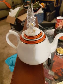 Porcelain tea pot with gold leafdesigh
