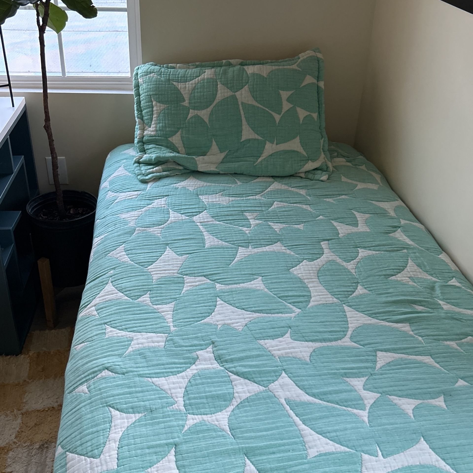 Dusen Dusen Leaf Coverlet (twin)