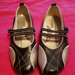 Black And Silver Flats. Size 8 🆕