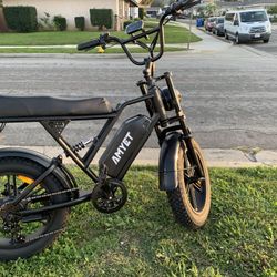 Designed for daily commuting as well as relaxed weekend rides, this electric bike combines strong performance with smooth control and riding comfort.