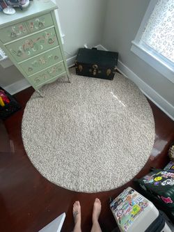 Round woven rug