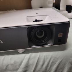 BenQ TK700 4K HDR 16ms Low Input Lag Gaming DLP Projector. open box for pictures,  new.