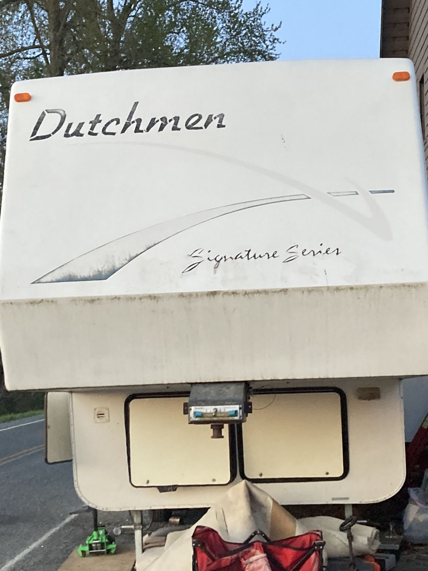 Photo Dutchmen Signature Series Fifth Wheel