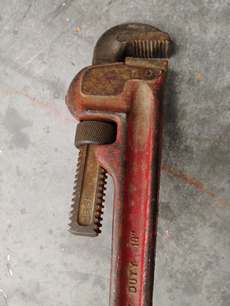 18 Heavy Duty Pipe Wrench