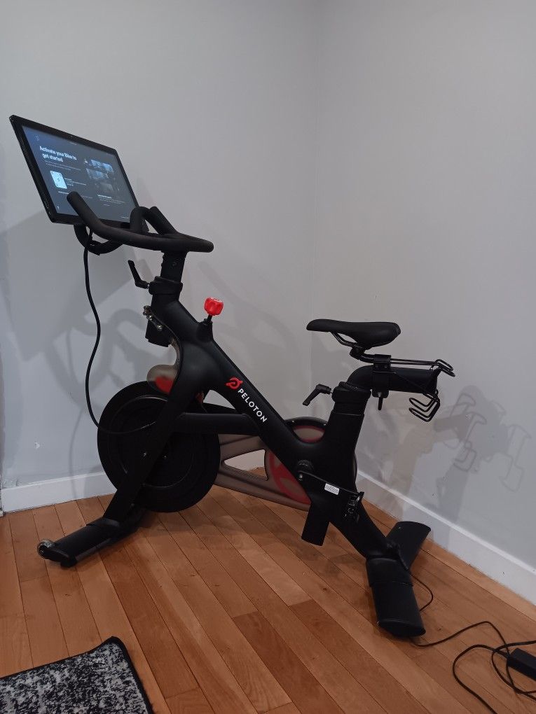 Peloton Original Bike (PLTN‑RB1VO‑2) – Barely Used, Excellent Condition