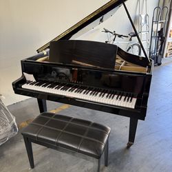 Yamaha Baby Grand Piano – Excellent Condition – Gloss Black - Bench Included
