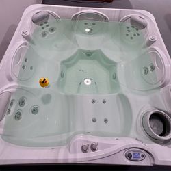 Hot Tub - HotSpot **** LOCAL DELIVERY INCLUDED***