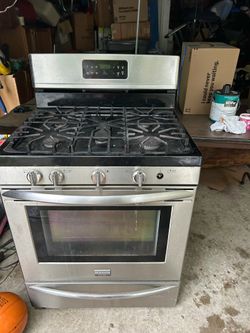 Frigidaire Gallery Gas Range (Stainless Steel) – Works Great