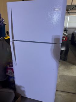 Frigidaire Top-Freezer Refrigerator White