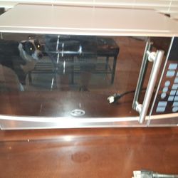 NEAR NEW OSTER 1000 WATT MICROWAVE 