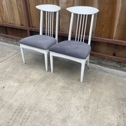 Set of 2 Chairs / Juego de 2 Sillas